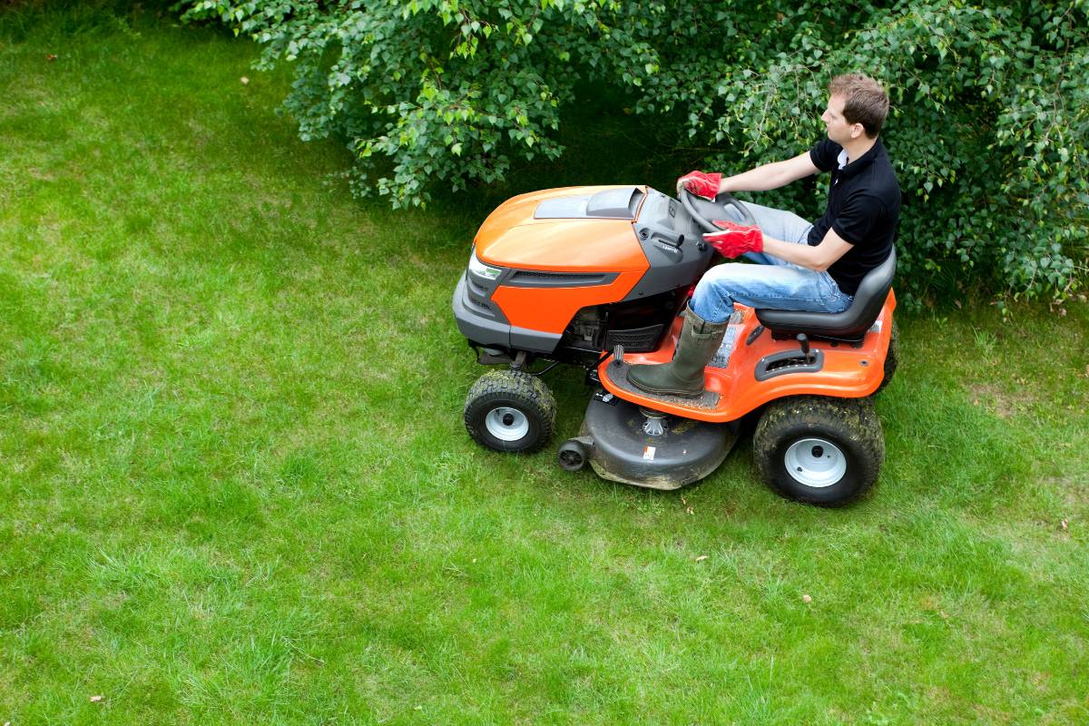 How Much Gas Can A Lawnmower Hold? (+Average Gas Usage) How Much Gas Can A Lawnmower Hold? (+Average Gas Usage)